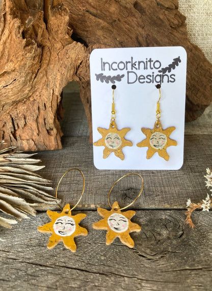 Smiling sun cork earrings, a cheerful and sustainable accessory with intricate details. Add a touch of radiance to your style with these eco-friendly, nature-inspired earrings