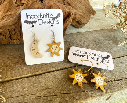 Smiling sun cork earrings, a playful and sustainable fashion statement. Embrace the sun's cheerful energy with these eco-friendly and stylish accessories, adding a touch of warmth to your ensemble