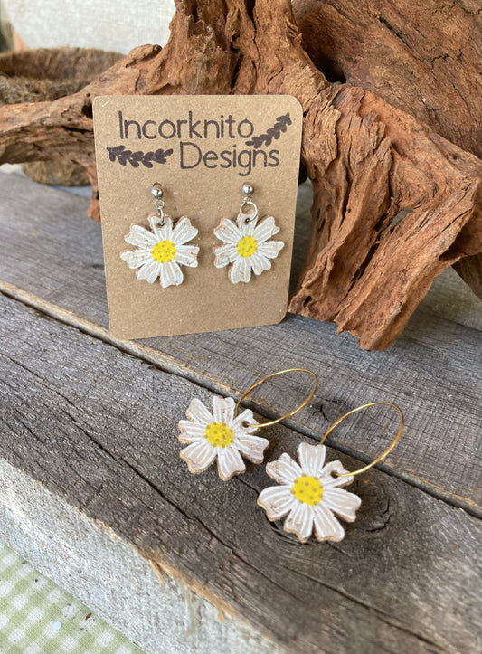 Handpainted cork daisy earrings, an artistic and nature-inspired accessory. The intricate details and vibrant colors bring a unique, handmade touch to these stylish and eco-friendly earrings