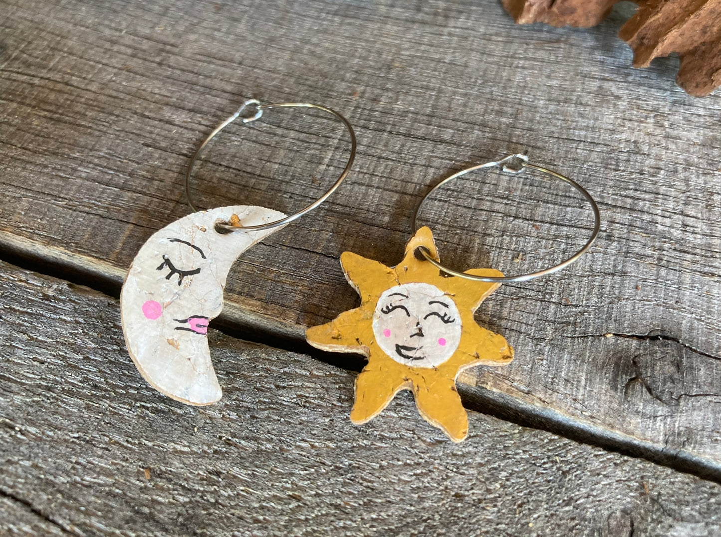 Sun and Moon cork earrings – sustainable celestial charm in a chic design.